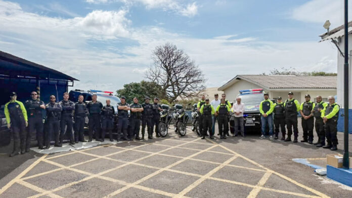 Guarda Civil e Trânsito de Apucarana recebem 2 caminhonetes, 3 motos e 448 uniformes