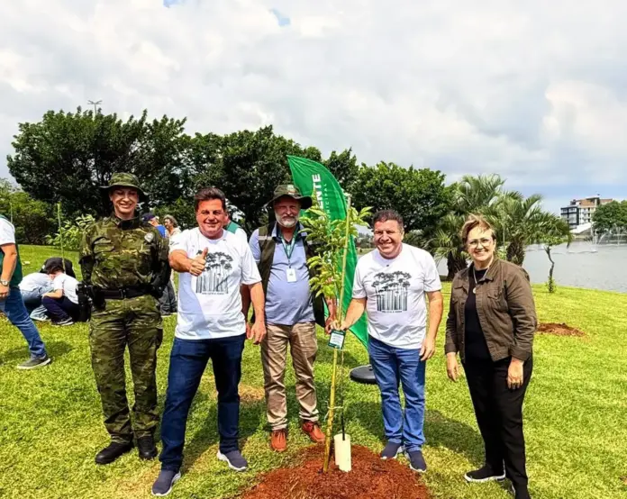 Guarapuava planta 100 árvores com alunos de cinco escolas no Parque do Lago