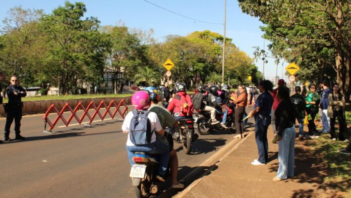 Semana Nacional de Trânsito começa com blitz para motociclistas em Foz do Iguaçu