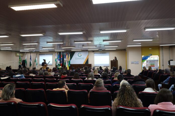 Oito cidades trocam experiências em educação durante seminário em Guarapuava