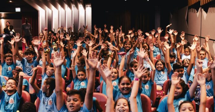 Londrina leva cinema gratuito para escolas: inscrições abertas para Kinocidadão