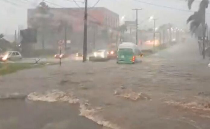 Temporal com granizo deixa 800 pessoas afetadas em Guarapuava, UBS suspende atendimento
