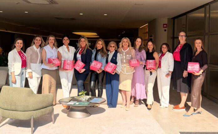 Desfile Outubro Rosa em Maringá reúne 30 madrinhas e mulheres assistidas no dia 1º