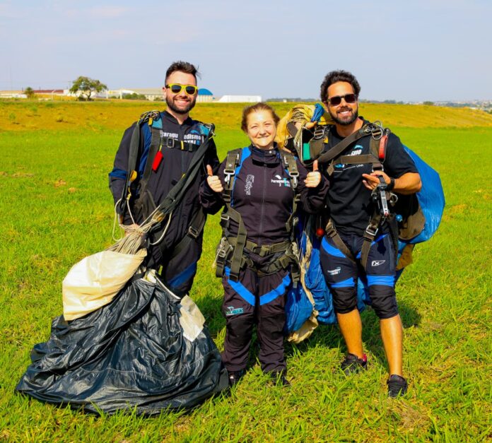 Aos 67 anos, idosa realiza sonho de saltar de paraquedas em Arapongas