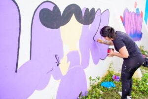 Grafite feito por mulheres transforma muros de escola em Colombo