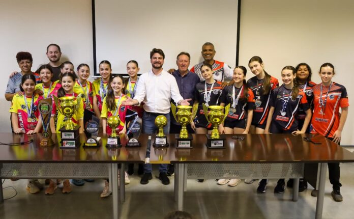 Handebol de Arapongas celebra medalhas e troféus conquistados no primeiro semestre