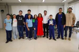 Alunos da Escola Júlia Wanderley homenageiam prefeito Rafael Cita em Arapongas