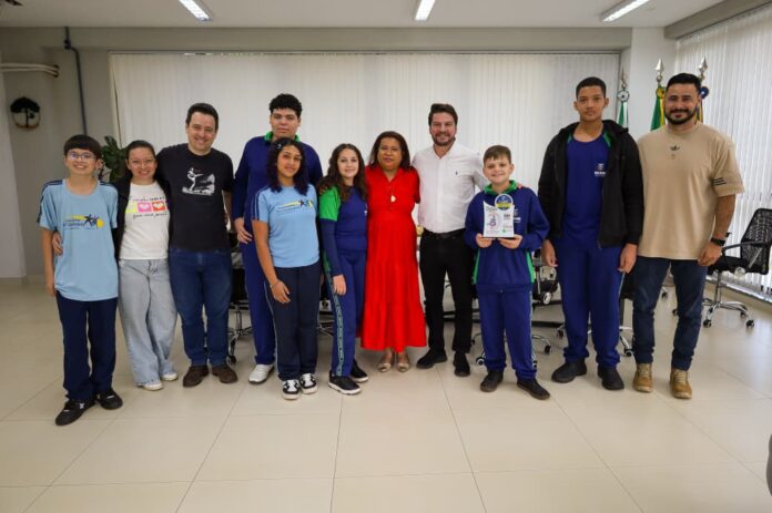 Alunos da Escola Júlia Wanderley homenageiam prefeito Rafael Cita em Arapongas
