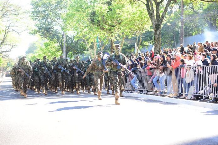 Desfile cívico-militar de Foz do Iguaçu reúne 20 mil pessoas na Avenida Paraná