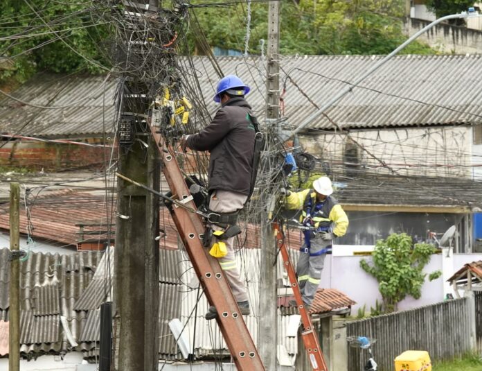 Colombo retira cabos irregulares das ruas em operação que começa segunda-feira