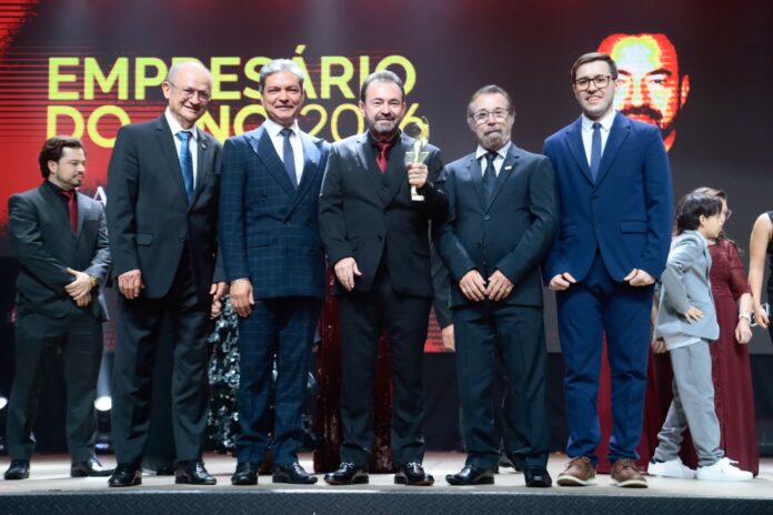 Claudio Adamuccio, da Transpanorama e G10, recebe Prêmio Empresário do Ano em Maringá