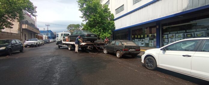 Foztrans remove sete carros abandonados na Vila Portes