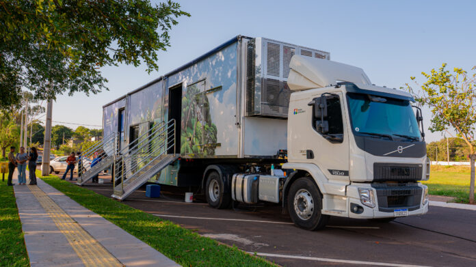 Guaíra planta árvores e recebe carreta interativa para o Dia da Árvore