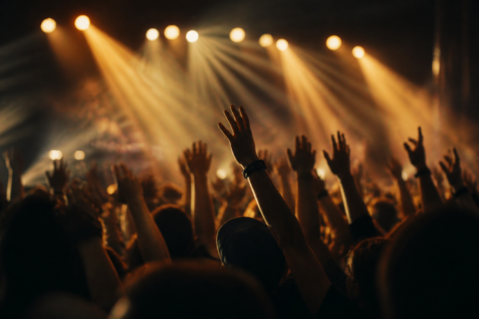 Luzes de palco e público em silhueta durante show