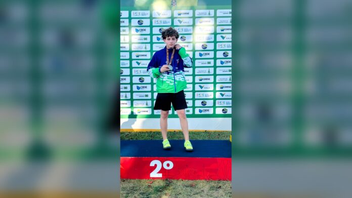 Atleta de Jacarezinho no pódio com medalhas