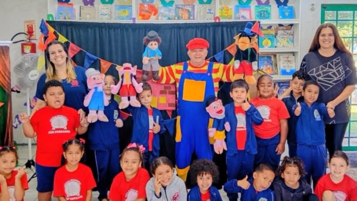 Biblioteca Indústria do Conhecimento recebe estreia de espetáculo infantil em Rolândia