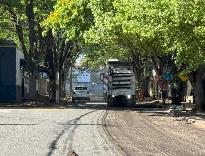 Maringá avança recapeamento, Avenida Londrina recebe serviços a partir de quinta