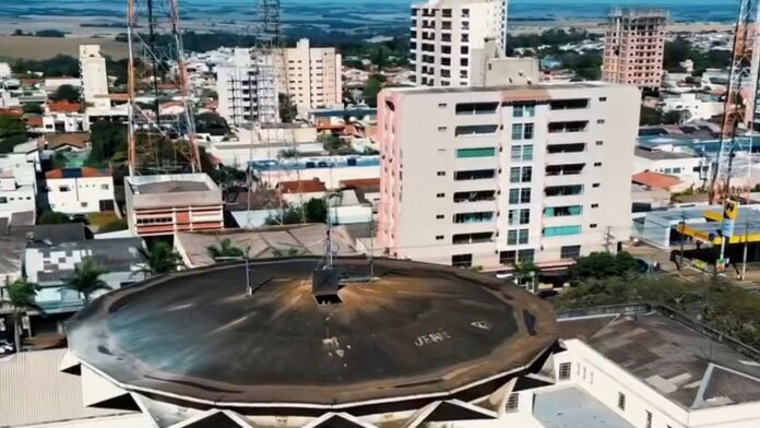 Caixa d'água de Arapongas recebe pintura em parceria com construtora