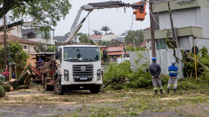 Apucarana recupera energia em 95% dos domicílios após temporal, 3 mil casas ainda sem luz