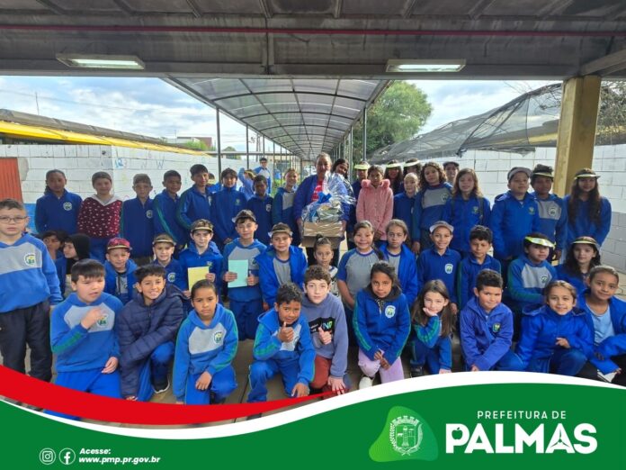 Escola de Palmas encerra Semana da Pátria com desfile cívico e homenagem à professora aposentada