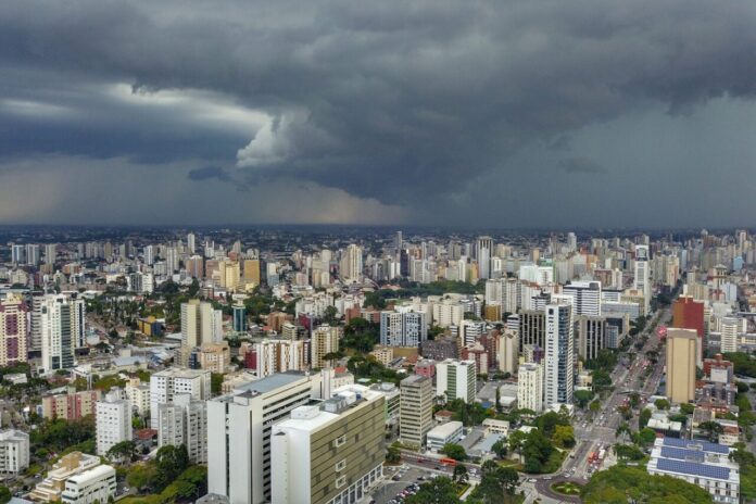 Nuvens de tempestade sobre o Paraná com a chegada do ciclone extratropical