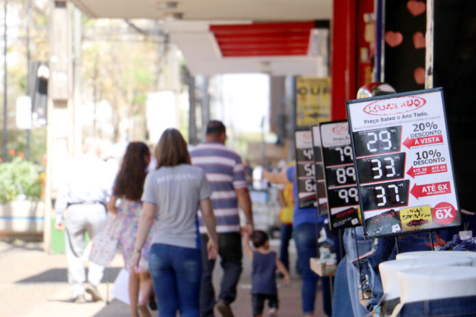 Dia do Cliente: Procon alerta para golpes e ofertas enganosas em Londrina