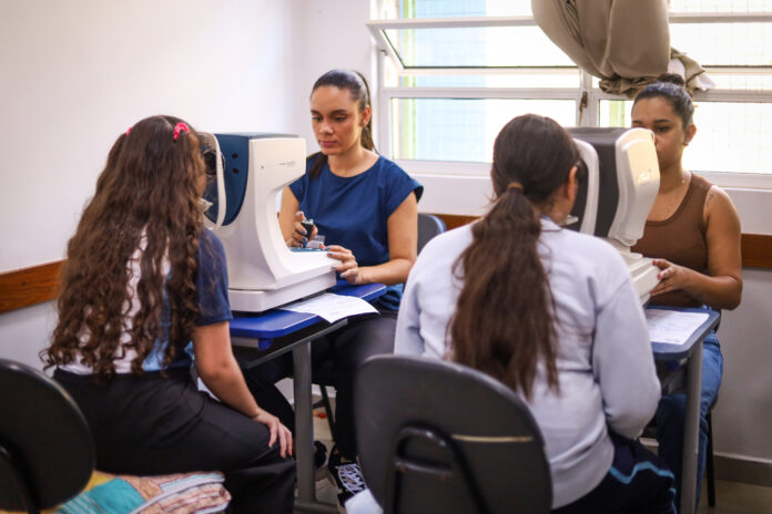 Maringá examina visão de mais de 12 mil alunos em 45 escolas, meta é chegar a 18 mil