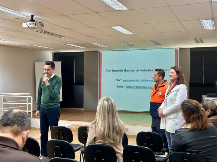 Defesa Civil treina profissionais da FAS e OSCs sobre riscos climáticos em Curitiba