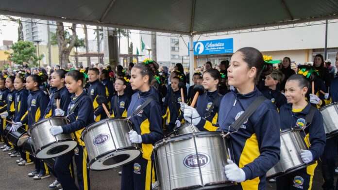 Desfile de 7 de Setembro em Apucarana reúne mais de 90 entidades na Avenida Curitiba