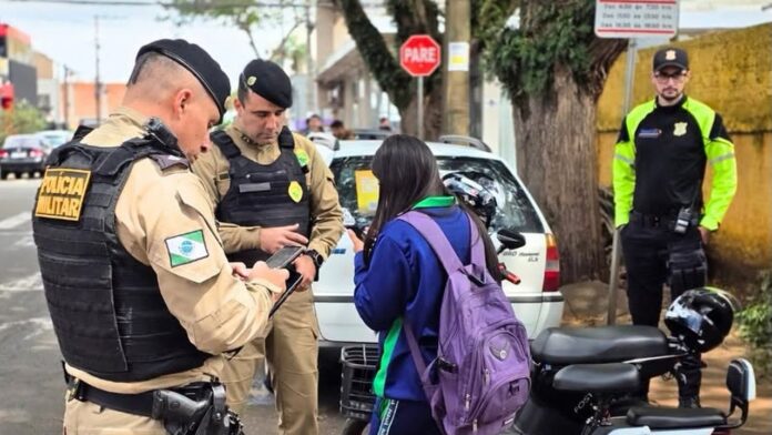 Rolândia orienta estudantes sobre regras de patinetes e bicicletas elétricas