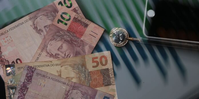 Banco Central reduz juros de 14% para 13,75% com economia desacelerando