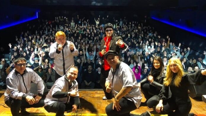 Banda Los Kalas no palco com o público ao fundo