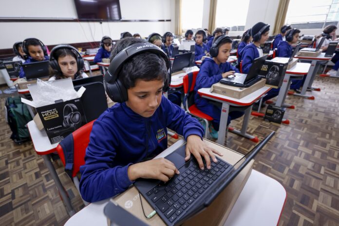 Araucária entrega 30 chromebooks a 9 escolas municipais em parceria com o Estado