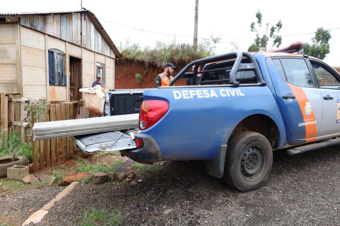 Guarapuava entrega 300 telhas para casas danificadas pela chuva na Vila Colibri