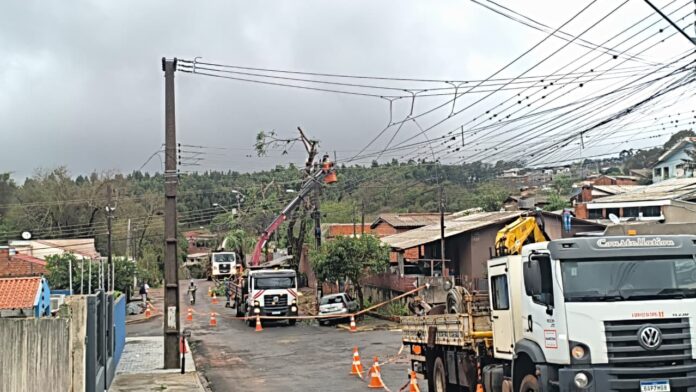 Temporal com vendaval deixa 620 famílias desabrigadas em Apucarana
