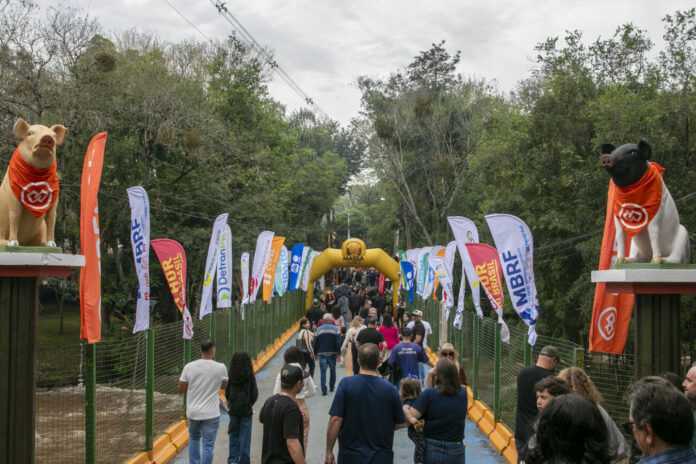 Festa Nacional do Porco no Rolete atrai 25 mil em Toledo, Amigos Primato é campeã