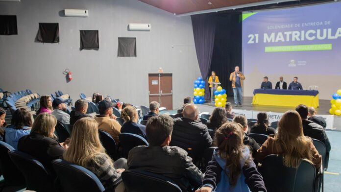 Morada dos Anjos: 21 famílias recebem títulos de imóvel em Fazenda Rio Grande