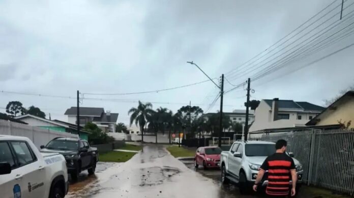 Chuva deixa 30 ocorrências em Guarapuava, Defesa Civil distribui lonas