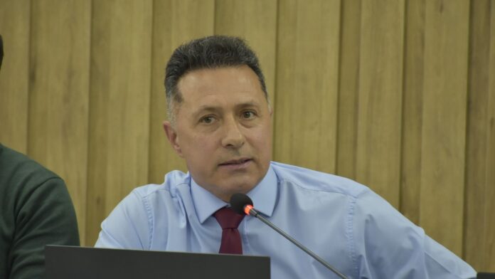 Colombo solicita asfalto e calçadas na Rua Reynaldo Gasparin, no Bacaetava