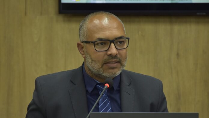 Colombo pede à Copel ampliação da rede elétrica na Rua Zacarias Machado de Meira