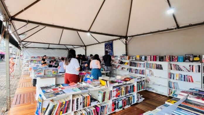 Feira do Livro de Foz do Iguaçu fecha com vendas acima das expectativas e mais de 80 atividades