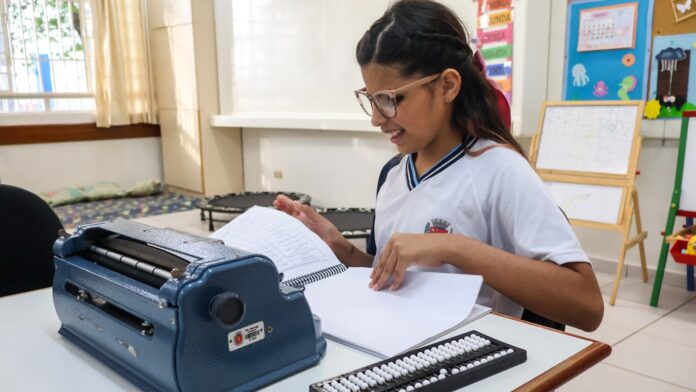Aos 10 anos, aluna cega da rede municipal mostra autonomia na escola