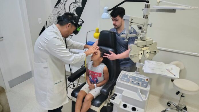 600 estudantes de Maringá fazem repescagem de avaliação oftalmológica nas escolas