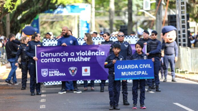 7 mil pessoas participam do Desfile Cívico de Maringá na Avenida XV de Novembro