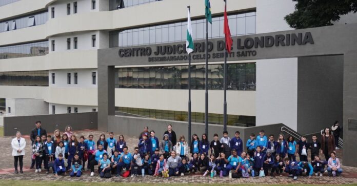 Alunos de Londrina visitam Centro Cívico para aprender como funcionam os três Poderes