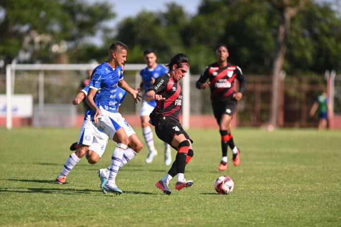 Foz do Iguaçu FC vence Athletico com gol olímpico e sobe para vice-liderança