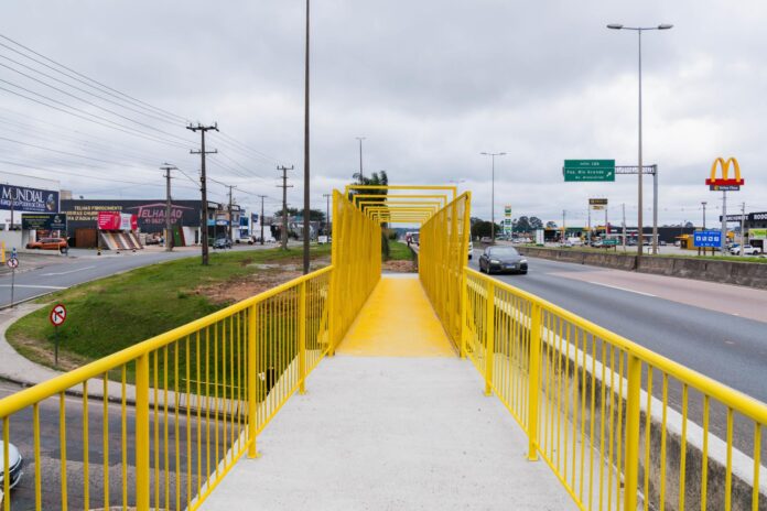 Passarela na Avenida César Carelli reabre após reforço estrutural em Fazenda Rio Grande