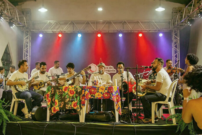 Samba Pé Vermelho toca na UEL, projeto leva música às ruas de Londrina