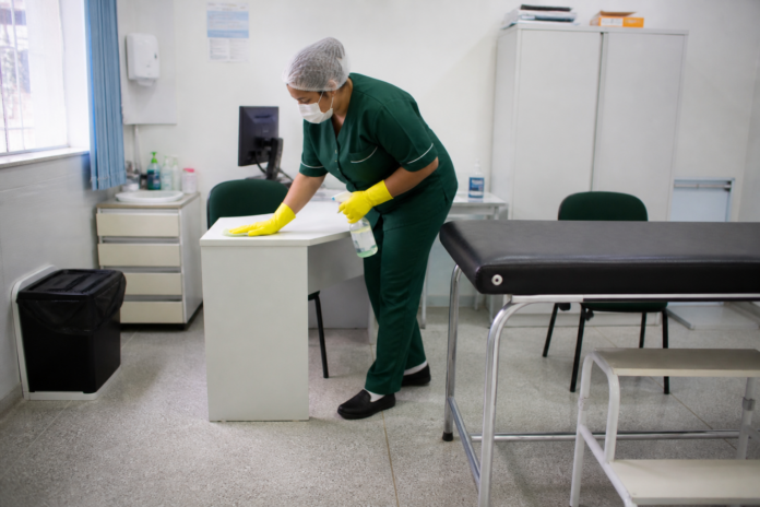 Servidores de saúde recebem treinamento em limpeza e segurança do paciente
