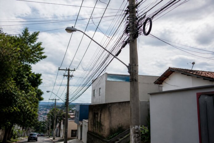 Copel regulariza cabos de internet e telefonia em Arapongas nesta quinta